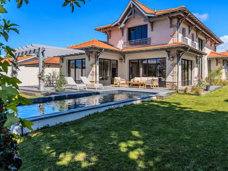 maison de luxe à vendre dans le quartier aiguillon