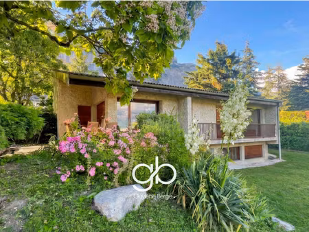 villa d'architecte avec vue panoramique sur belledonne et le