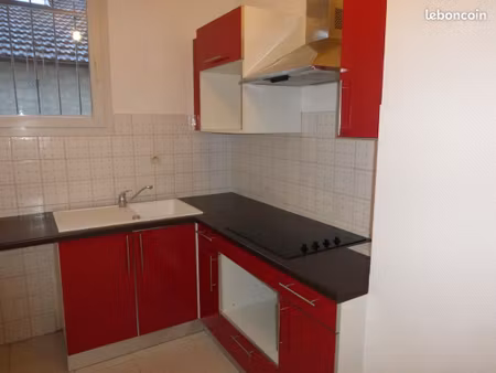 saintes proche hopital apt f2 parking privé