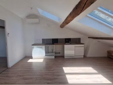studio centre ville sous les toits mais lumineux