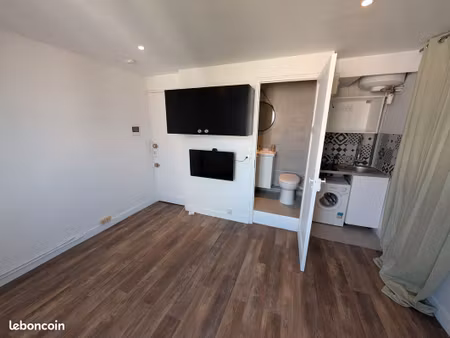 studio rénové – 15 m² – rue paradis 8e - dernier étage avec vue dégagée
