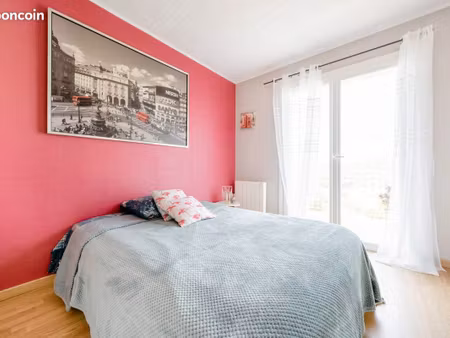 chambre meublée avec accès balcon direct – la moutonne (83)