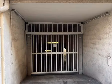 place de parking privative sécurisé