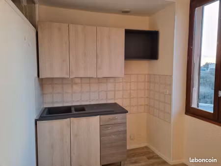 t2m duplex lumineux, centre ville, quartier calme, dans maison de rue