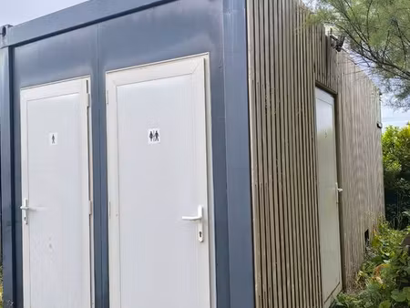 bloc sanitaire 2020 – 3 wc dont pmr + local stockage – bon état