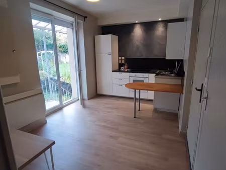 particulier loue t1 25m2 ( terrasse couverte 13m2 et jardinet 15m2 privatifs ) idéal etudi