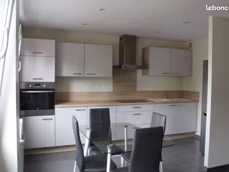spacieux studio de 36 m² rénové avec chauffage et parking sécurisé