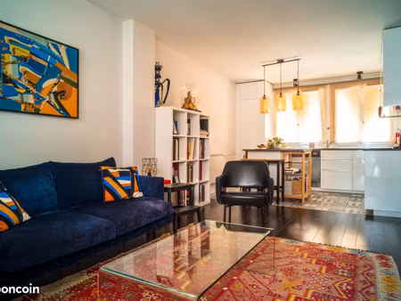 paris 11e – grand 2 pièces meublé de 50 m² avec balcon – traversant et très calme