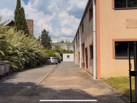 local activité + stockage + bureaux + parking – 300 m² bâti + 500 m² terrain – jouy-en-jos
