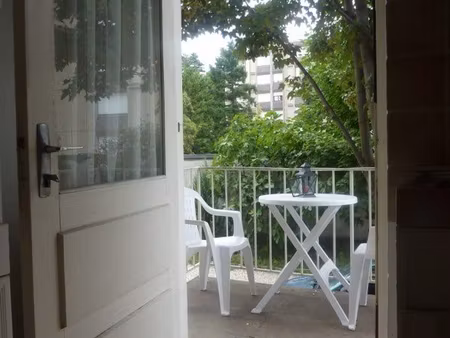 studio meublé avec balcon – dans maison avec entrée privative