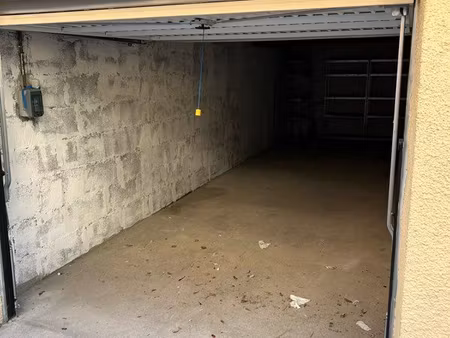 location garage fermé pour stockage uniquement