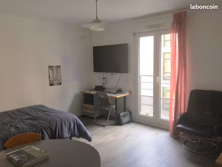loue studio meublé avec stationnement privé