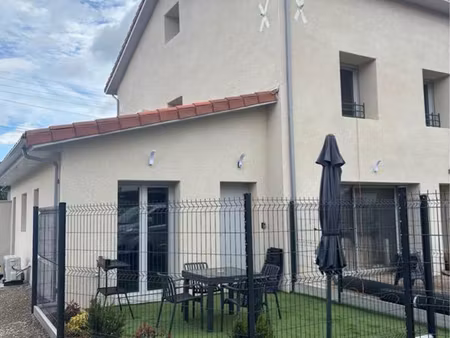 ? à louer – magnifique t2 neuf meublé avec rez-de-jardin