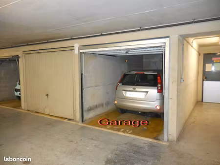 parking/box 1 pièce 11 m²