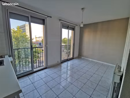 studio équipée au pied du métro barrière de paris