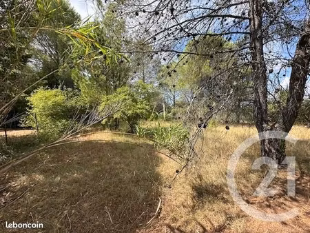 terrain 1 600 m² le val