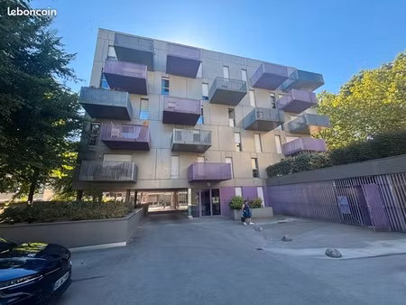 t4 à proximité metro et commerce