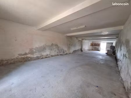 parking/box 1 pièce 107 m²