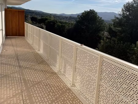 lumineux t2 de 43 m² avec terrasse 16 m² avec vue dégagée + une place de parking secteur c