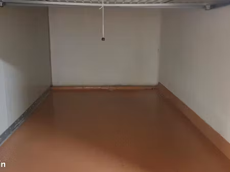 garage fermé dans résidence récente non inondable