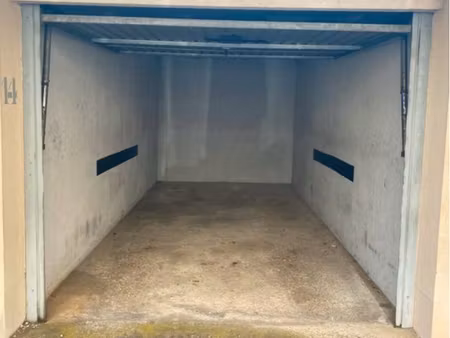 garage extérieur fermé dans résidence sécurisée