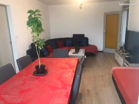 grand appartement 92m2 a nimes avec 3 ch, eau chauffage compris dans le loyer avec place d