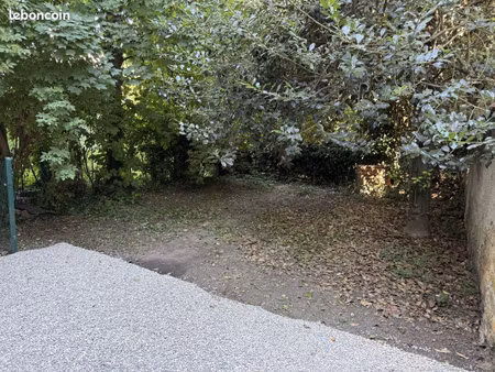 a deux pas du métro gorge de loup, ds petit imm.ancien sécurisé, très joli f2 de 30 m2 + j