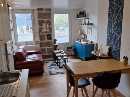 très agréable t2 avec terrasse privatif, box et parking à 2 pas du centre-ville