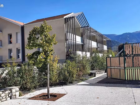 t3 meublé de 70 m² avec terrasse de 19 m², garage et vue montagnes – la terrasse