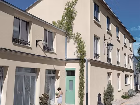dans une maison, un local d’activité artisanale, au cœur d’une voie privée emblématique du