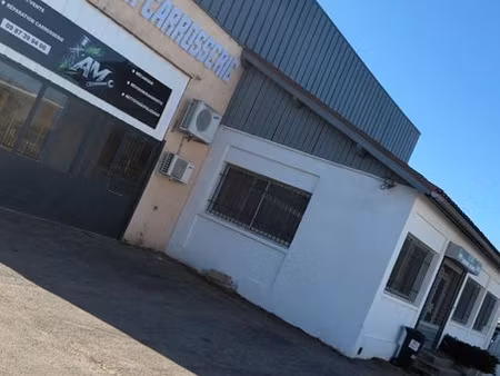 garage carrosserie mécanique avec une activité actif