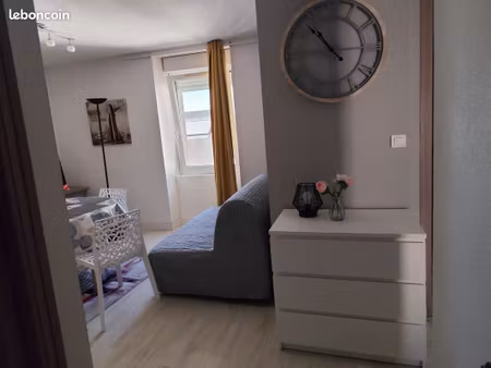 loue t3 meublé a proximité immédiate du port