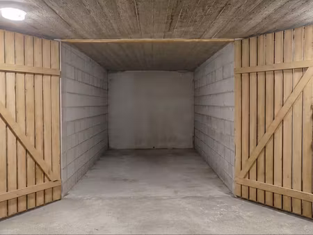 box fermé en sous-sol d'une résidence sécurisée