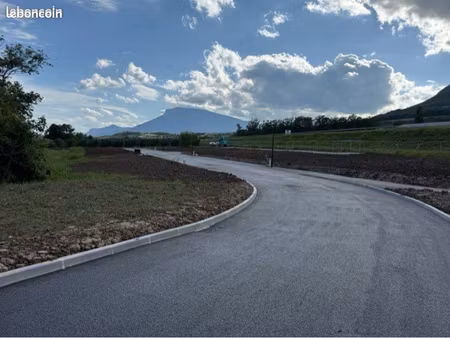 très beau terrain plat viabilisé pour 2 maisons à charance