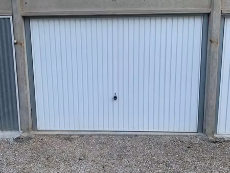 garage aux abords du périphérique