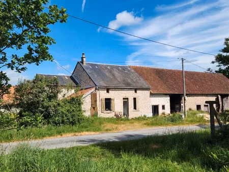 petite ferme de 3 hectares, granges, mare et puits