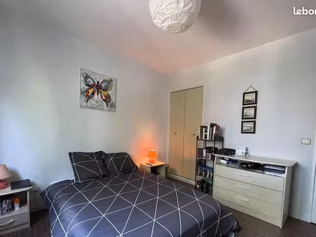 spacieuse de 15m² avec placards, salle de bains