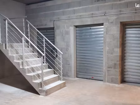 box dans hangar sécurisé pour stockage