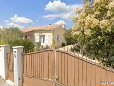 maison de plain-pied avec piscine dans un cadre privilégié — saint-laurent-de-carnol