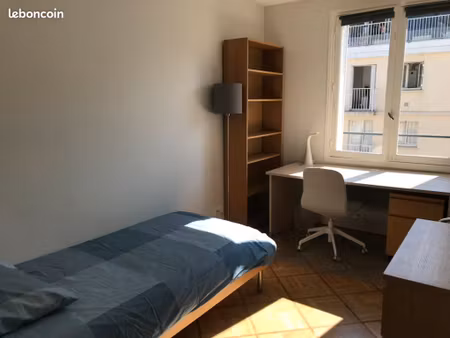 chambre meublée dans un appartement partagé