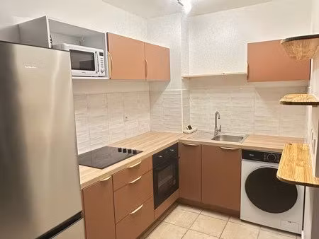 ? à louer – charmant f2 meublé avec terrasse aménagée – résidence sécurisée ?
