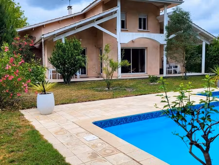 belle maison d’architecte à ares avec jardin arboré et piscine
