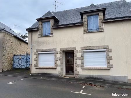 grande maison de ville avec dépendances , cave , garage et terrain