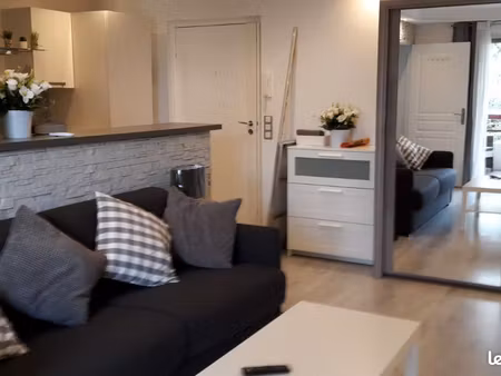 beau studio avec place de parking, bail étudiant 9 mois