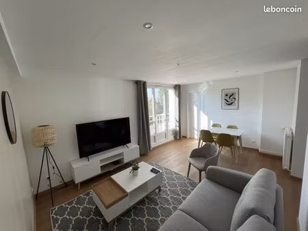 chambre lumineuse avec balcon dans appartement de standing