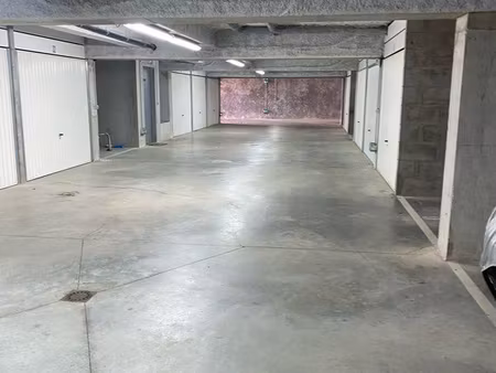 garage fermé en sous sol sécurisé de 15 m2