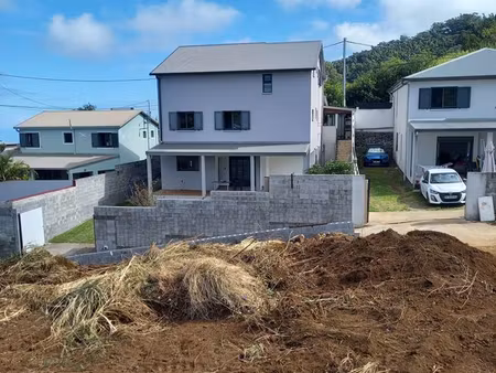 maison comprenant 2 logements, 180 et 100 m2. rez de chaussée et rez de jardin,neufs