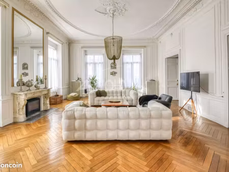 maison 20 pièces 675 m²