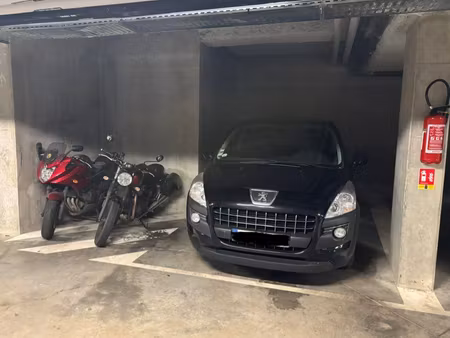 place de parking sécurisée à la plaine saint-denis