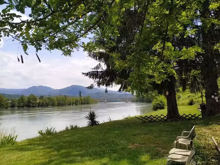 logement 60m2 au bord de l'eau avec extérieur et parking
